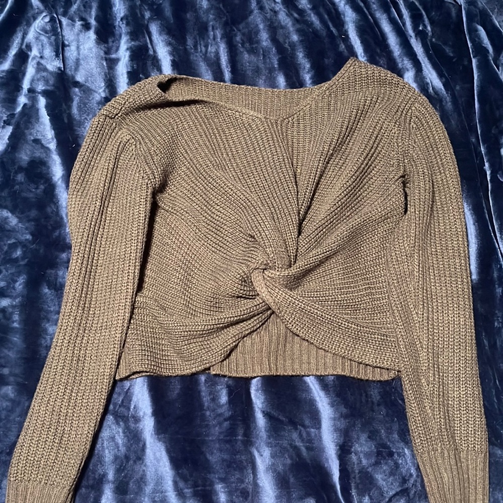 I don’t know the brand. It doesn’t have a tag. Light gray. Cropped.